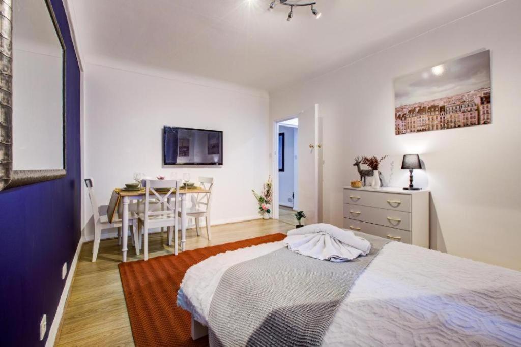 Park Lane Beautiful Family Apartment London