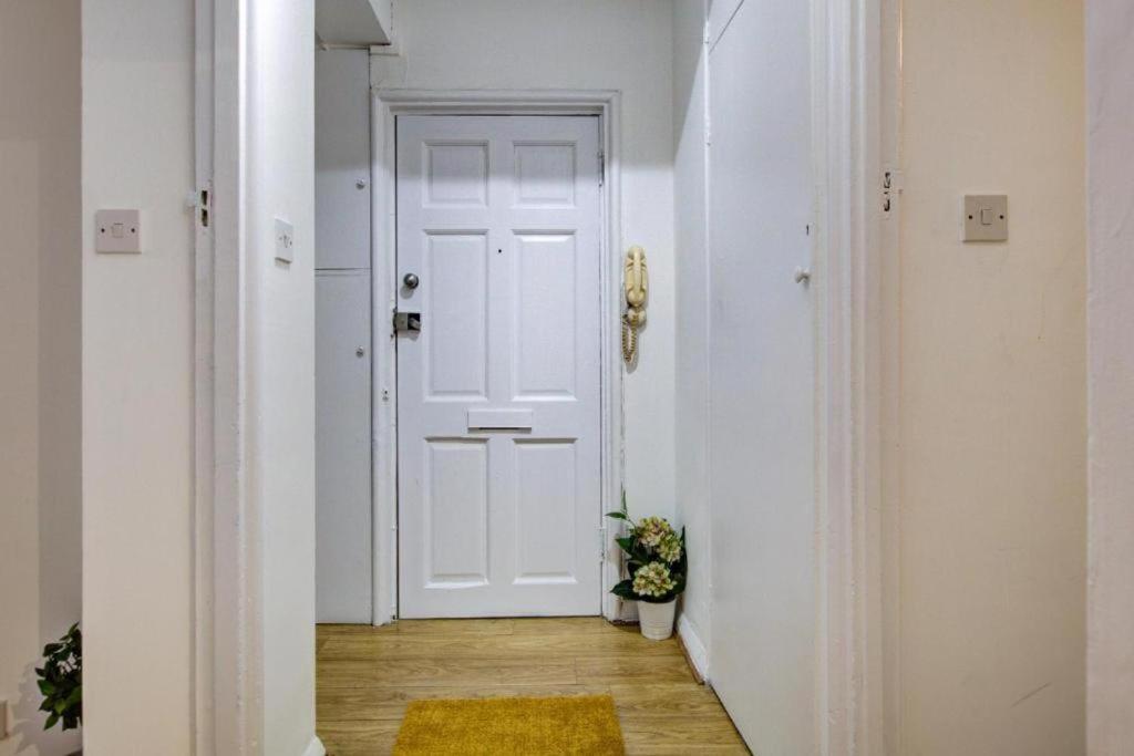 Park Lane Beautiful Family Apartment London